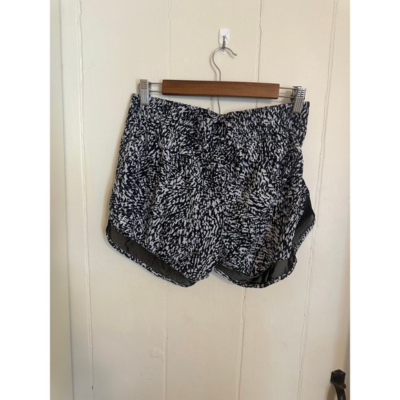 Athleta Printed Mesh Racer Run Shorts Black White Size M Athletic Workout - Picture 3 of 3